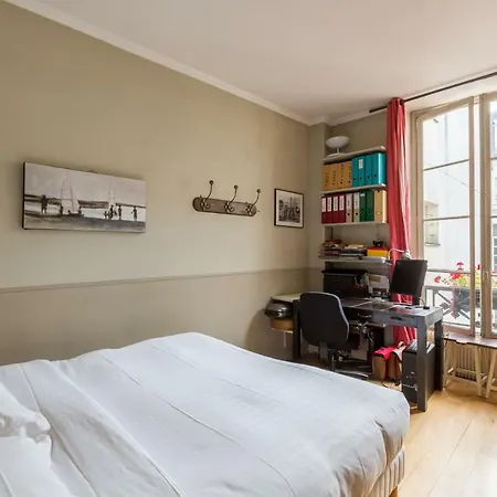Apartment Veeve - Contemporary By The Louvre